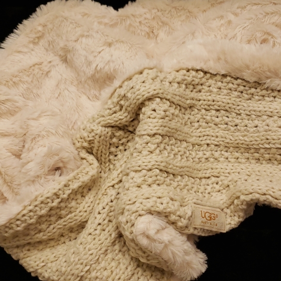 UGG HAT AND INFINITY SCARF, GLOVES SET NEW - Picture 2 of 7